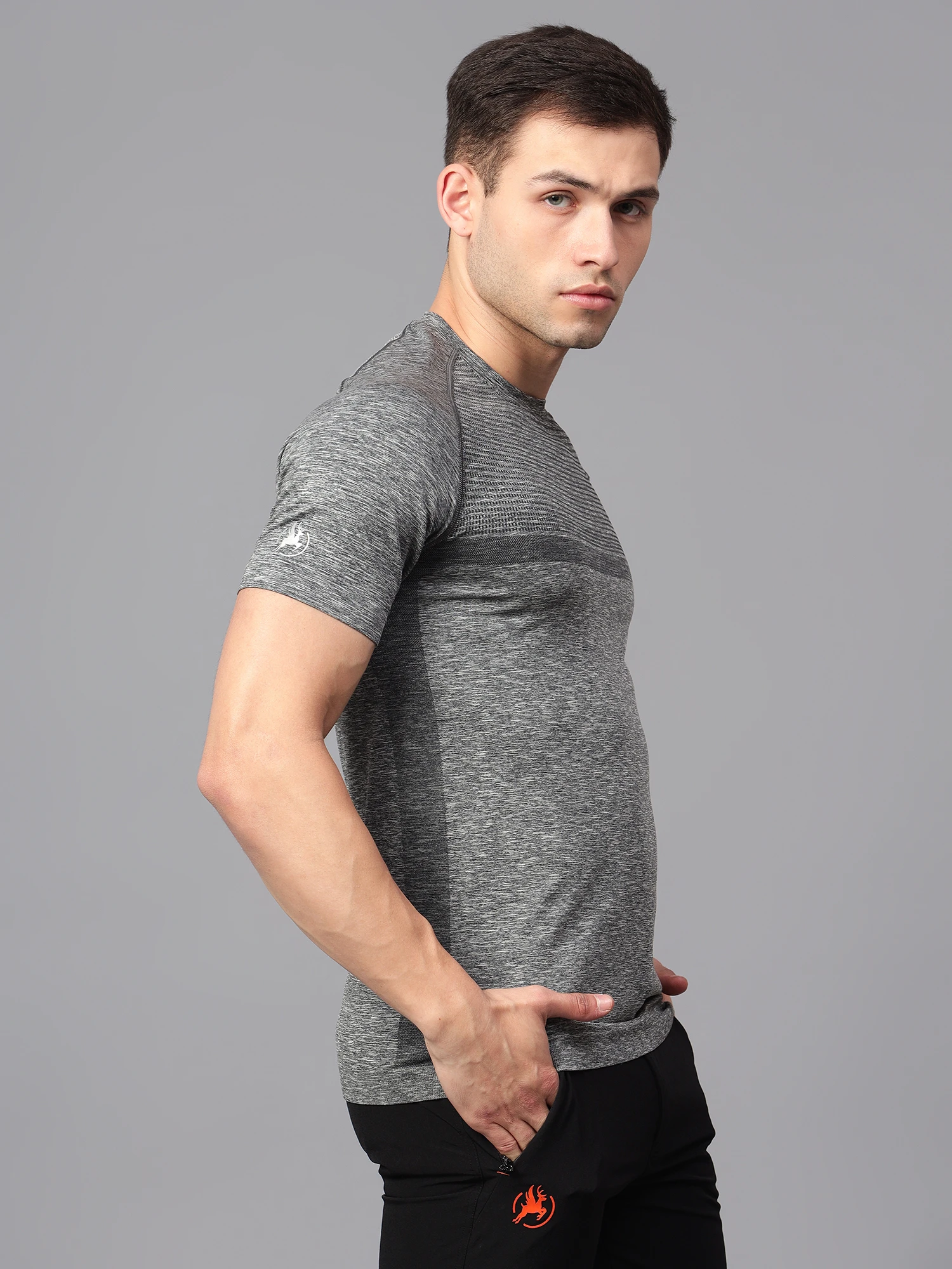Black seamless active stripe gym t-shirt for men